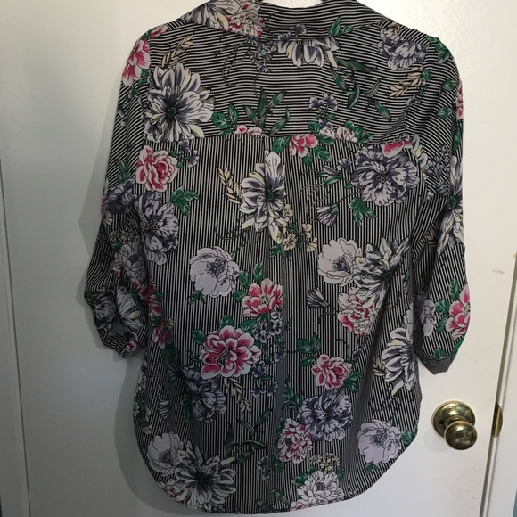 FLORAL STRIPPED LONG SLEEVED BLOUSE. LIKE NEW. - Picture 3 of 3